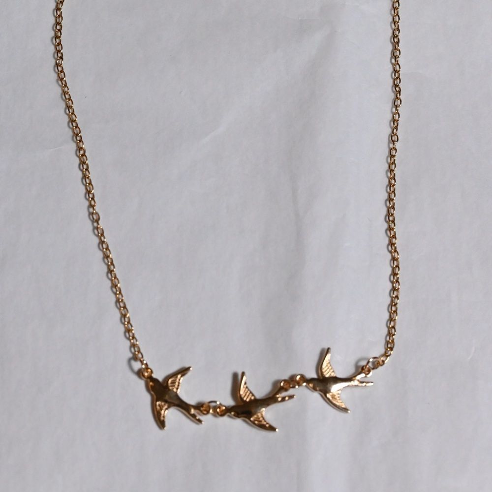 Elegant Gold Bird Necklace Great gift nature lover Perfect length New 3 birds